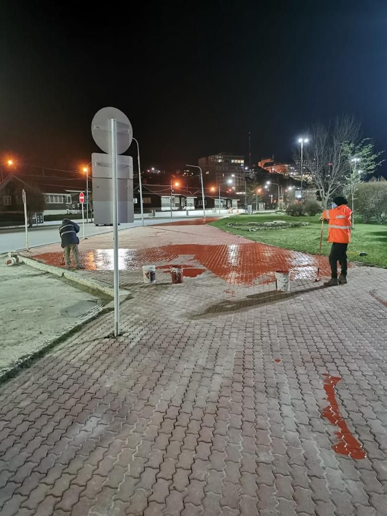 Ushuaia: La Municipalidad realizó trabajos nocturnos de embellecimiento de veredas y entornos céntricos