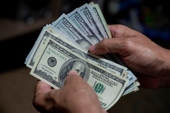 El dólar blue sigue sin encontrar un piso, y ya acumula una baja de $44