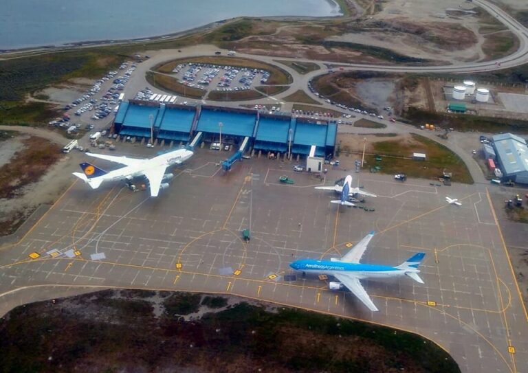 Gobierno aclaró que autorizó a Aerolíneas Argentinas a realizar “todos los vuelos necesarios para mantener la conectividad”