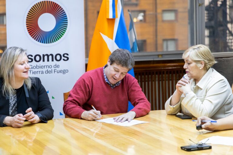 EL GOBERNADOR MELELLA FIRMÓ UNA NUEVA RECOMPOSICIÓN SALARIAL CON LOS ESCALAFONES SECOS Y HÚMEDOS