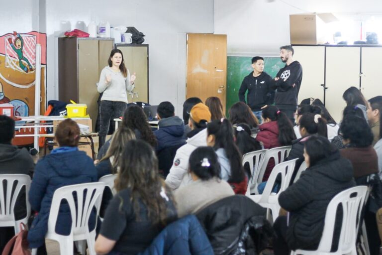 SALUD REALIZÓ UNA CAPACITACIÓN SOBRE HIGIENE Y SEGURIDAD A ALUMNOS DE ENFERMERÍA DEL CENT N°11