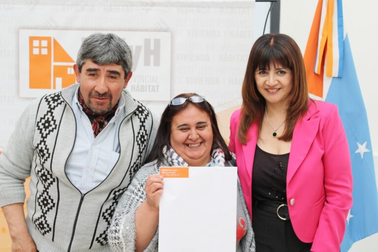 EL IPVyH HIZO ENTREGA DE NUEVAS ACTAS DE TENENCIA A FAMILIAS DE MARGEN SUR