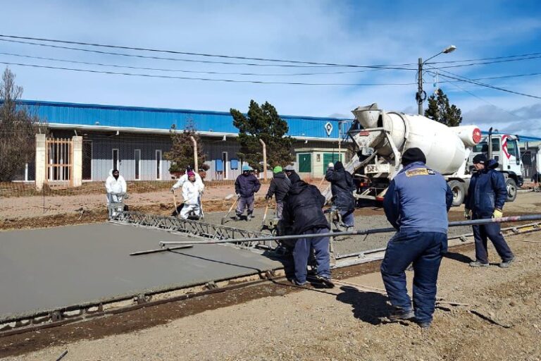 EL MUNICIPIO PAVIMENTA UN NUEVO TRAMO DE LA AVENIDA ECHELAINE