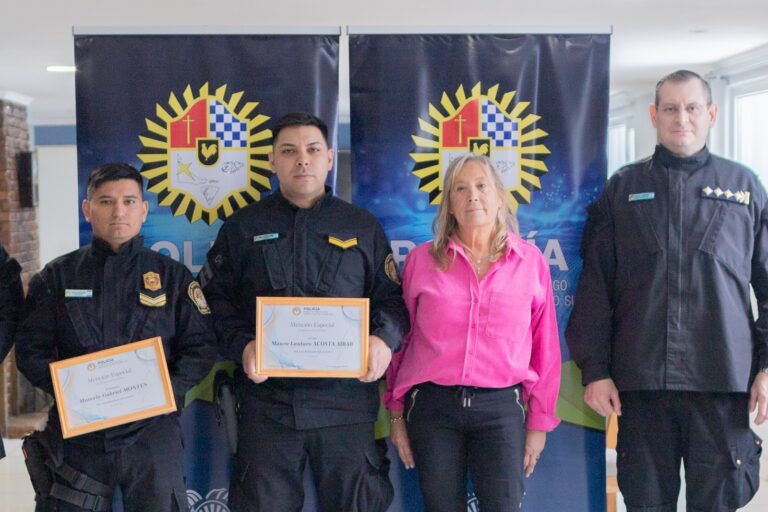 CHAPPERÓN Y EL JEFE DE POLICÍA RECONOCIERON A LOS AGENTES QUE SALVARON HERÓICAMENTE A UNA JOVEN EN EL RÍO PIPO