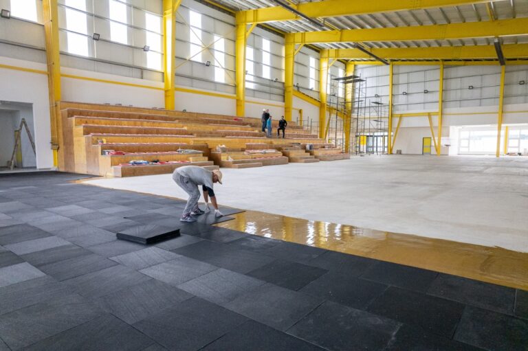 INICIÓ LA COLOCACIÓN DEL PISO EN LA CANCHA DE LA CASA DEL DEPORTE DE TOLHUIN