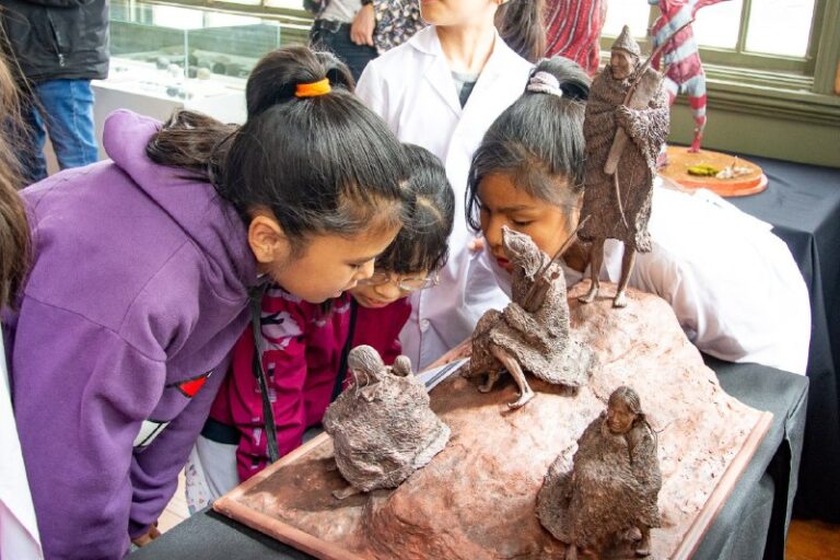 VECINOS Y VECINAS YA RECORREN LA MUESTRA “EL MUSEO VA A TU BARRIO”