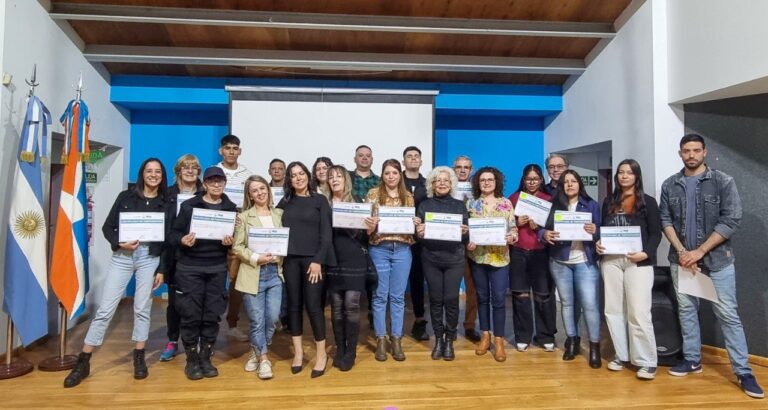 MÁS DE 200 VECINOS Y VECINAS FINALIZARON LOS CURSOS DE IDIOMAS DEL MUNICIPIO