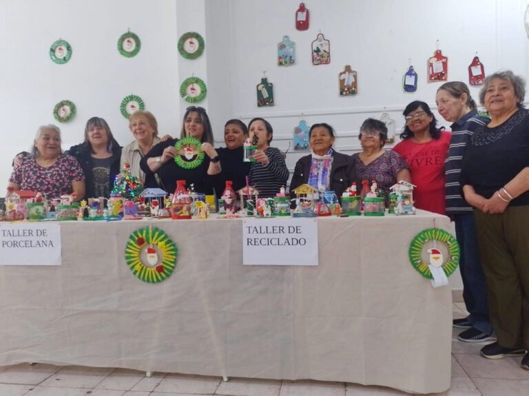 ADULTOS Y ADULTAS MAYORES DISFRUTARON DEL GRAN CIERRE DE LOS TALLERES DE ARTE