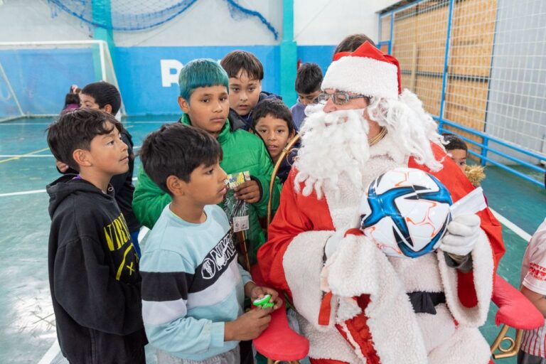PAPÁ NOEL RECORRIÓ LOS DIFERENTES BARRIOS DE LA CIUDAD